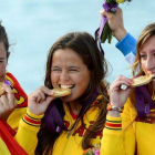 Ángela Pumariega, Sofía Toro y Tamara Echegoyen, tras ganar el oro en la categoría Elliott 6 m. de vela en Londres 2012.