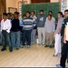 La imagen muestra a los participantes en la escuela taller durante su apertura