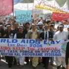 Trabajadores de oenegés portan pancartas en Hyderabad, Pakistán