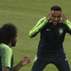 Marcelo y Neymar durante un entrenamiento de la selección brasileña.