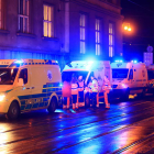 Miembros de emergencias en el lugar del tiroteo en la Universidad Carolina de Praga. MARTIN DIVISEK