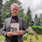 González Llamas, en el monumento al minero de Villablino. DL
