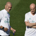 Zidane y su segundo, Bettoni, durante el entrenamiento de este sábado en la ciudad deportiva de Valdebebas.