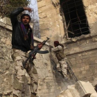 Un combatiente rebelde, durante los enfrentamientos con el Ejército en Alepo.
