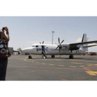 Una pasajera fotografía una de las aeronaves de Good Fly en el aeropuerto de León antes de subirse al avión en una ruta con destino estival, en una imagen de archivo.