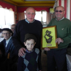 Miguel Fierro, presidente de Riomonte, entrega el trofeo a Eduardo Pérez.