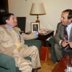 El ministro Alonso conversa con el presidente de la Femp, Francisco Vázquez, en su reunión