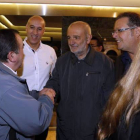 Bernardo Sánchez saluda a Jaime González, ante José Antonio Diez, Alfredo Villaverde y Olga Palacio al inicio de la reunión.