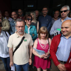 Javier Fernández y los representantes de la Ampa, respaldados por los profesores. RAMIRO