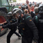 Actuación de la Guardia Civil en un colegio electoral del 1-O en Sarrià de Ter.