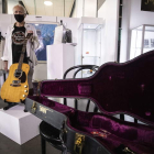 Lloyd Chiate posa con la guitarra de Kurt Cobain subastada por 5,4 millones de euros. ETIENNE LAURENT