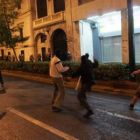 Manifestantes se enfrentan a los antidisturbios griegos tras conocer la petición de rescate.