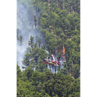 Los helicópteros continúan luchando contra el fuego. MIGUEL CALERO
