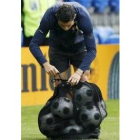 Cristiano Ronaldo sacando ayer los balones, en el entrenamiento