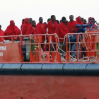 ARCHIVO / Un grupo de 33 inmigrantes de origen subsaharianos rescatados hace un mes en el puerto de Almería.