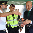 El intendente jefe muestra el dron al alcalde en presencia de uno de los agentes. CASARES