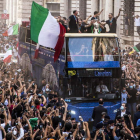 Los internacionales italianos recorrieron las principales calles de Roma en un autobús luciendo la copa de campeones. ANGELO CARCONI