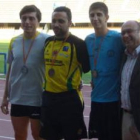 El atleta leonés, segundo por la izquierda, con su medalla de campeón europeo.