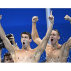 Michael Phelps, en primer plano, celebra la medalla de oro que logró EE UU en el relevo del 4x100. DAVE HUNT