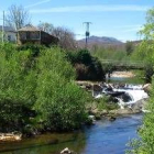 El río Eria, a su paso por la localidad de Truchas esta primavera