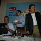 Ángel Villalba, de pie, junto al senador socialista, José Giménez