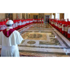 El Papa se dirige ayer a los cardenales en el Vaticano.