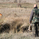 Un cazador en una de las jornadas en el campo leonés. RAMIRO