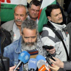 Sánchez Gordillo, junto al portavoz del SAT, Diego Cañamero (izquierda), tras negarse a declarar en el Tribunal Superior de Andalucía, este lunes.