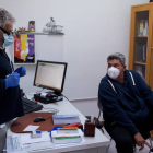 Jesús Apolinar atiende a un paciente en su consulta del centro de salud de Allariz, Ourense. BRAIS LORENZO