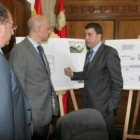 Eduardo Fernández, Sánchez Pascuala y Riesco, presentaron el lunes el proyecto.