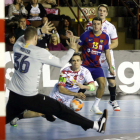 Mario López intenta batir a Muller durante el enfrentamiento disputado en el Palacio entre el Abanca Ademar y el Barcelona.