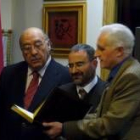 El presidente de la casa de León en La Coruña con Barreiro y Rivero
