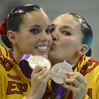 Andrea Fuentes junto a su compañera Ona Carbonell con sus medallas de plata