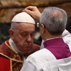 El Papa, ayer en la misa en memoria de Benedicto XVI. M. BRAMBATTI
