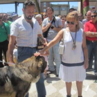 Isabel Carrasco acaricia un mastín leonés durante la celebración del Día de la Provincia en La Virge