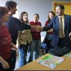 Los estudiantes que participan en el congreso saludando al rector momentos antes de la inauguración