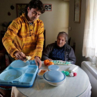 Una vecina de Santas Martas, de 101 años, recibe su menú de manos del trabajador social de Afadeva.