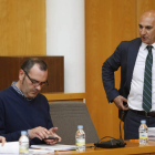 El portavoz de Ciudadanos, Juan Carlos Fernández (de pie), junto a los otros dos ediles del grupo. JESÚS