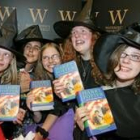 Varias fans disfrazadas de brujas en una de las presentaciones de las aventuras del joven mago