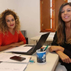 Tatiana Carballo y Tamara Prieto, en  la sede de la AECC. L. DE LA MATA