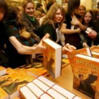 Imagen de la llegada de la última aventura de Harry Potter a las librerías de Polonia