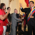 El presidente venezolano, Hugo Chávez, saluda a un grupo de seguidoras en un acto.