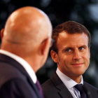 El exministro francés de Economía, Emmanuel Macron (d), y su sucesor en el cargo, el hasta ahora titular de Finanzas, Michel Sapin (i), ofrecen una rueda de prensa.
