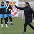 Rubén de la Barrera dirigiendo un entrenamiento del equipo culturalista en el Área Deportiva. JESÚS