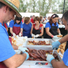 Imagen de una edición anterior del tradicional reparto de chorizos al vino. NORBERTO