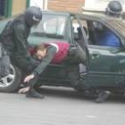 Agentes de la Guardia Civil detuvieron a dos supuestos terroristas que huían en un coche en marcha
