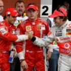 Alonso saluda a Massa, con Raikkonen en el centro