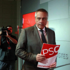 El primer secretario del PSC, Pere Navarro, en la rueda de prensa que ofreció ayer.