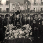 Una escena histórica de la Semana Santa leonesa. La obra de Calvo ahonda en detalles de esta tradición.