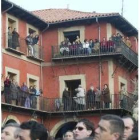Seguidores privilegiados de la procesión, desde los balcones